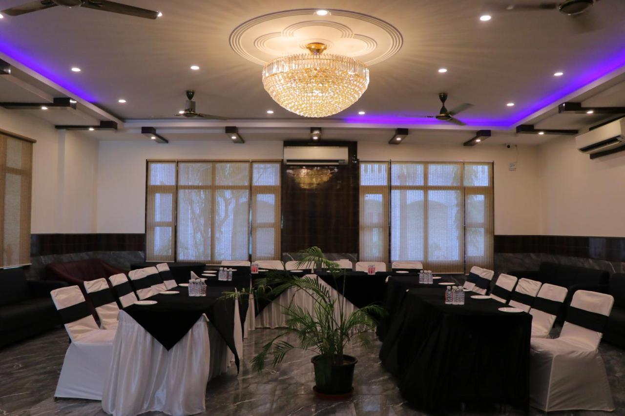 Hotel Clarks Inn Express Bharatpur Buitenkant foto