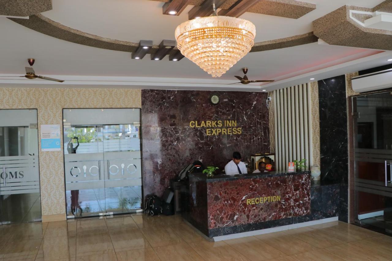 Hotel Clarks Inn Express Bharatpur Buitenkant foto