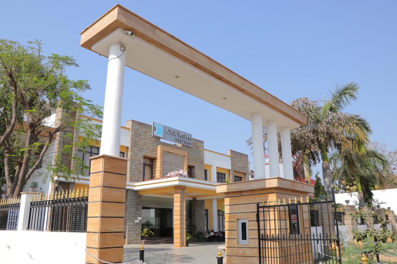 Hotel Clarks Inn Express Bharatpur Buitenkant foto