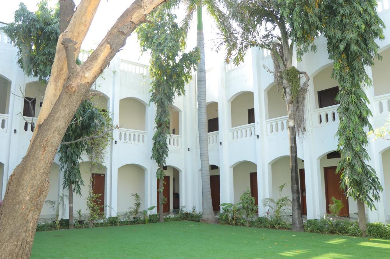 Hotel Clarks Inn Express Bharatpur Buitenkant foto