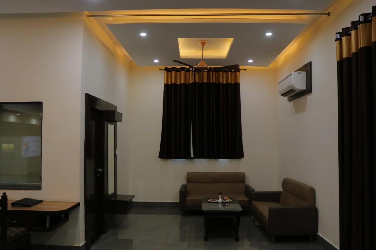 Hotel Clarks Inn Express Bharatpur Buitenkant foto
